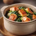 Close-up of creamy pasta with spinach in a white bowl, showcasing a one pot lachs spinat dish.